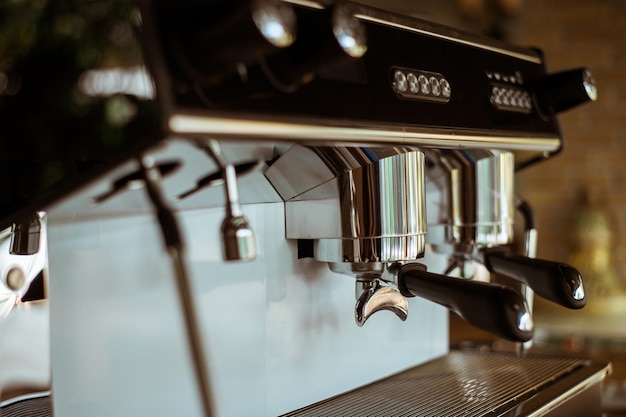 Professioneel koffiezetapparaat in een café