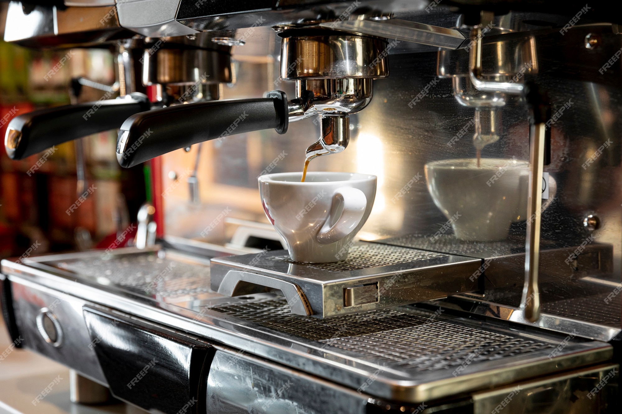 verhaal chef Maken Professioneel koffiezetapparaat voor het schenken van espresso | Premium  Foto