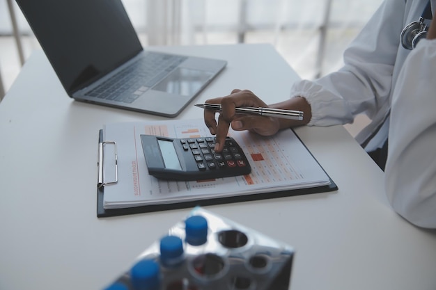 Professioneel laboratorium Verbazingwekkende langharige medische werker die uniform draagt tijdens het gebruik van een microscoop tijdens onderzoek