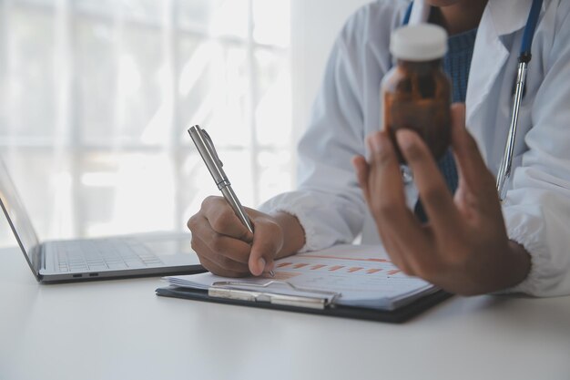 Professioneel laboratorium Verbazingwekkende langharige medische werker die uniform draagt tijdens het gebruik van een microscoop tijdens onderzoek