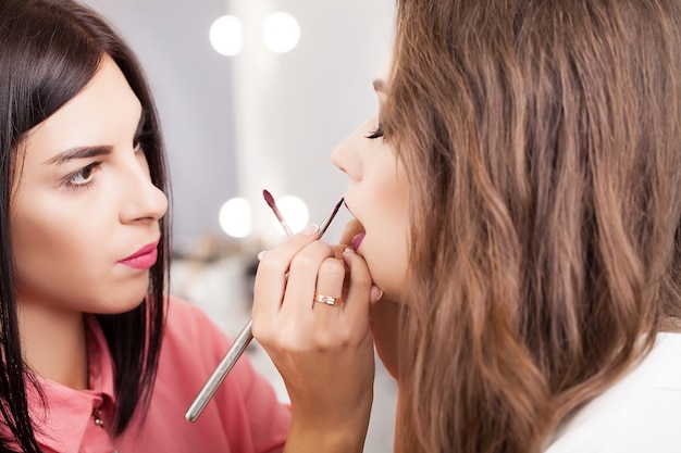 Professioneel make-upproces. kunstenaar maakt gezichtstijl