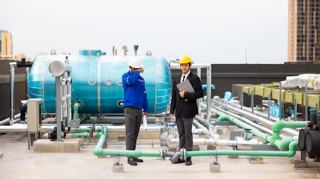 Professioneel team Aziatische zakenman jonge ceo en energie-ingenieur plannen een project om een zonnepaneel te bouwen voor het gebouw in aanbouw, schoon en groen alternatief energieconcept