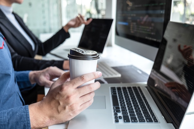 Professioneel team van programmeur bezig met project in software ontwikkeling computer in IT-bedrijf kantoor