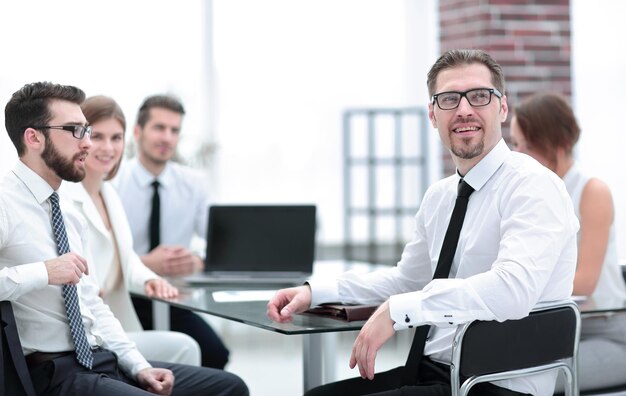 Professioneel zakelijk team dat aan de balie zit