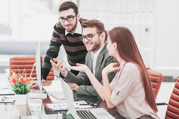 Professioneel zakelijk team ontwikkelt een nieuw project achter een bureau in een modern kantoor