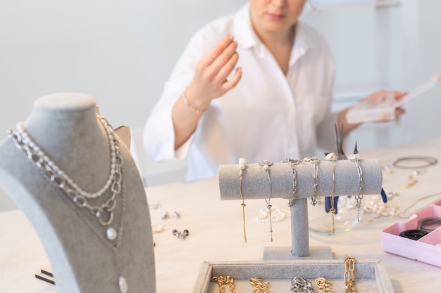 Professionele accessoiresontwerper die handgemaakte sieraden maakt in studioworkshop, mode-creativiteit en