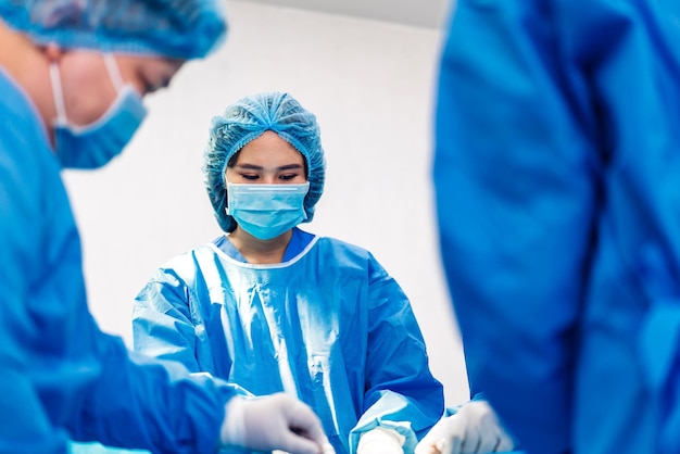 Professionele anesthesioloog arts medisch team en assistent patiënt voorbereiden op gynaecologische chirurgie uitvoeren met operatieapparatuur in moderne ziekenhuisoperatie spoedeisende hulp