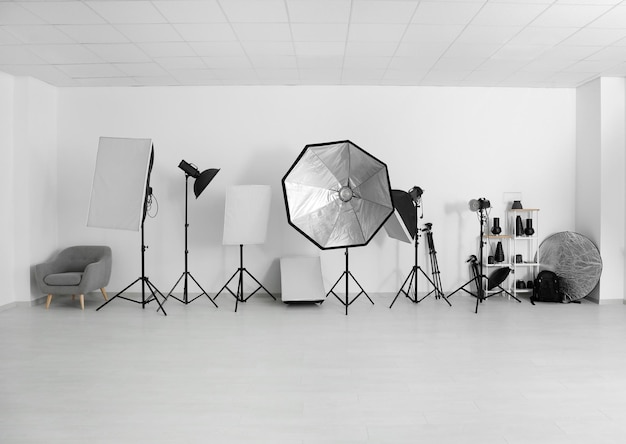 Professionele apparatuur in moderne fotostudio