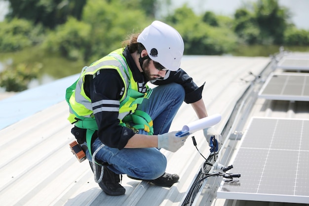 Professionele arbeider die zonnepanelen op het dak van een huis installeert
