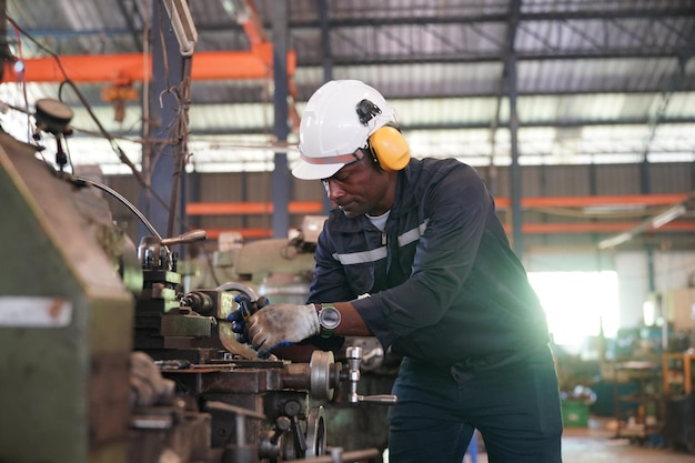 Professionele arbeider in de zware industrie in de fabriek Meerdere waarden