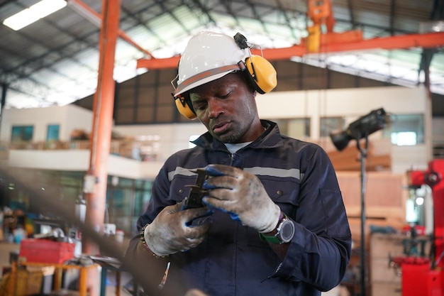 Professionele arbeider in de zware industrie in de fabriek Meerdere waarden