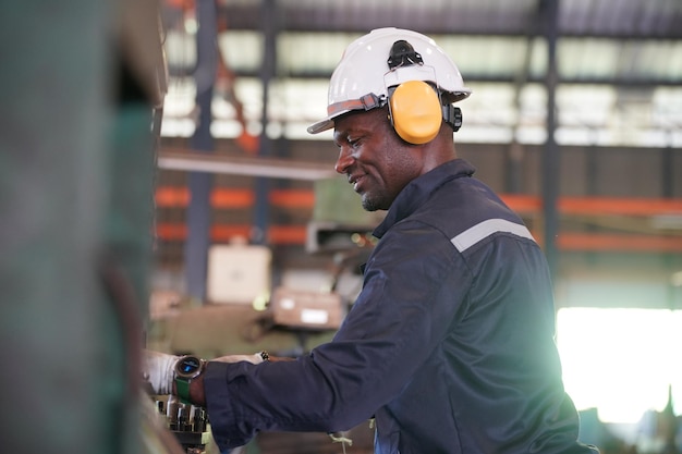 Professionele arbeider in de zware industrie in de fabriek Meerdere waarden