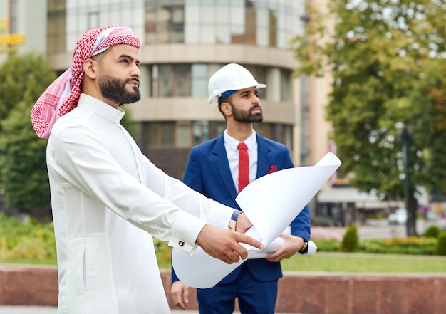 Professionele architect op een vergadering met zijn cliënt