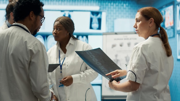 Professionele artsen bekijken ziekenhuisgegevens en behandelplannen in een kliniek
