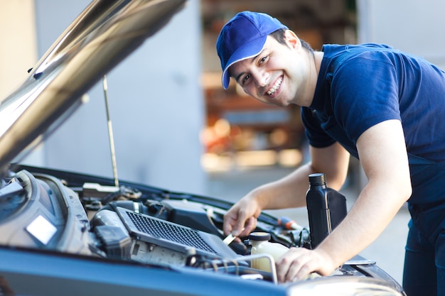 Professionele automonteur die in de autoreparatiedienst werkt.