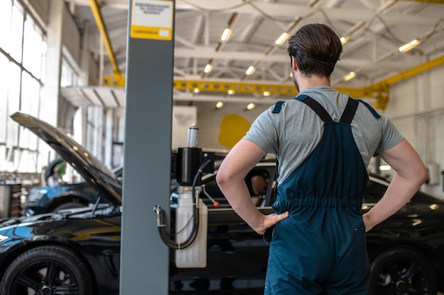 Professionele automonteur op de werkplek