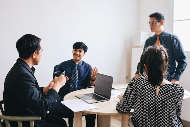 Foto professionele aziatische zakenmensen bespreken de planning van bedrijfsprojecten tijdens een bijeenkomst in de bestuurskamer