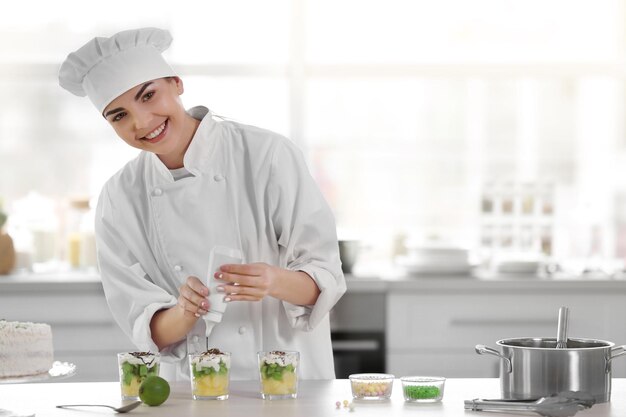 Professionele banketbakker die heerlijk dessert kookt in de keuken