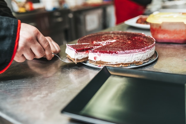 Professionele banketbakker die heerlijke cake serveert.