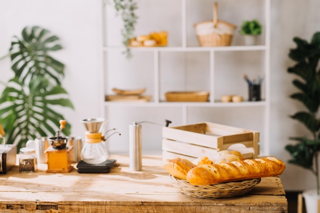 Professionele barista die koffie bereidt met chemex pour over koffiezetapparaat en druppelketel Alternatieve manieren om koffie te zetten Coffeeshopconcept