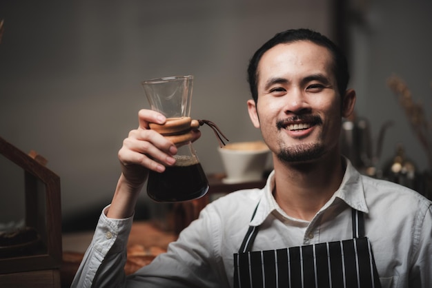 Professionele barista die 's ochtends koffie maakt in cafés, espresso met warme drank in kopje, koffiezetapparaat voor drank, coffeeshop met barista in vintage stijl