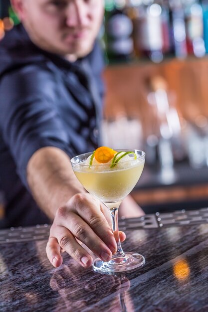 Professionele barman die cocktaildrank bevroren margarita maakt.