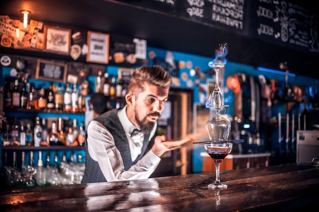 Professionele barman maakt zijn creatie intensief af in cocktailbars