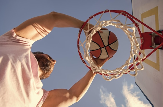 Professionele basketbalspeler die buiten traint, heeft sport, motivatie, sport en hobby