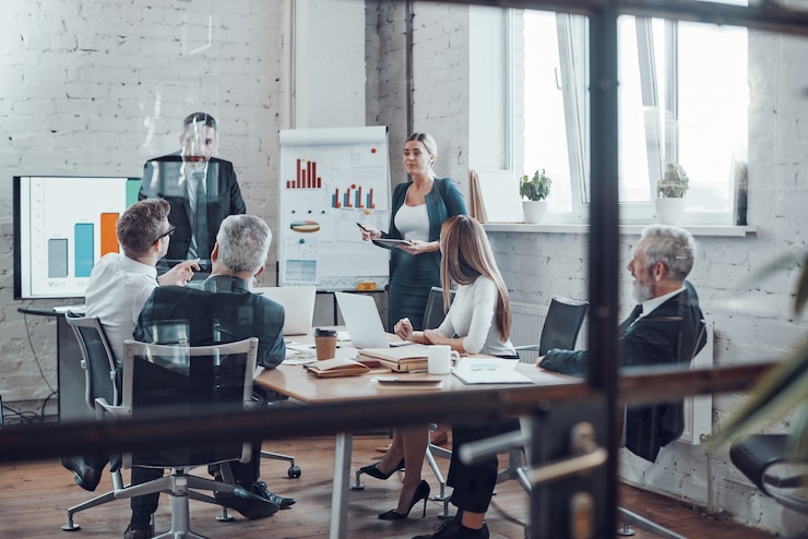 Foto professionele bedrijfsexpert die analytisch rapport presenteert terwijl hij samenwerkt met collega's in het moderne kantoor