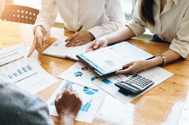 Foto professionele belegger en financiële vergadering huidige tijd. het jonge commerciële team werken