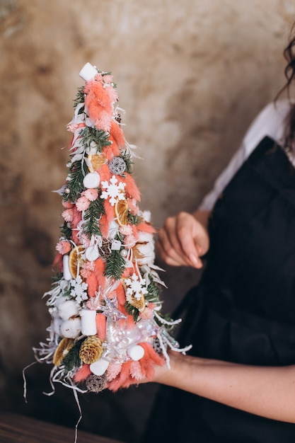 Professionele bloemist doet boeket bloemen en nieuwjaar en kerst deciratie