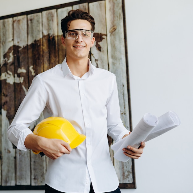 Professionele bouwer met een helm met tekeningen