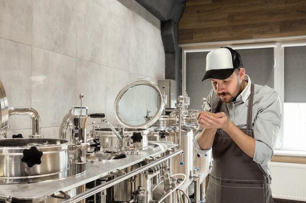 Professionele brouwer op zijn eigen ambachtelijke alcoholproductie.