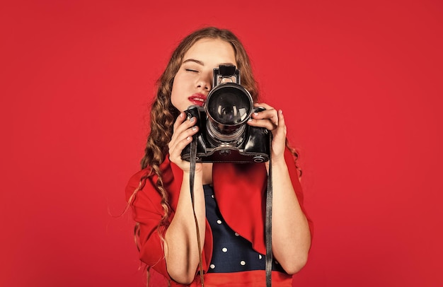 Professionele camera Meisje met retro camera Momenten vastleggen Spiegelreflexcamera Cursussen voor fotografen Opleiding voor verslaggevers en journalisten Leer presets gebruiken Foto's bewerken Handmatige instellingen