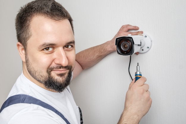 Professionele CCTV-technicus aan het werk