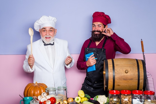 Professionele chef-kok die teken toont voor heerlijke mannelijke chef-kok in wit uniform met perfect teken seriou