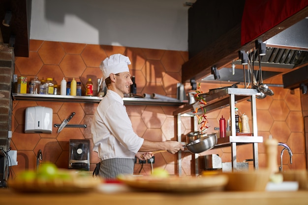 Professionele chef-kok koken in de keuken