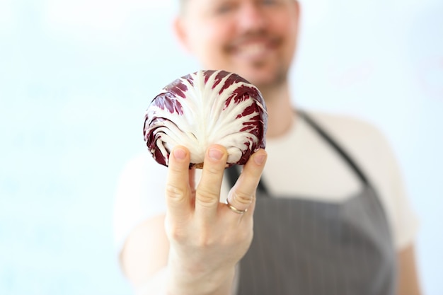 Professionele chef-kok met biologische paarse kool