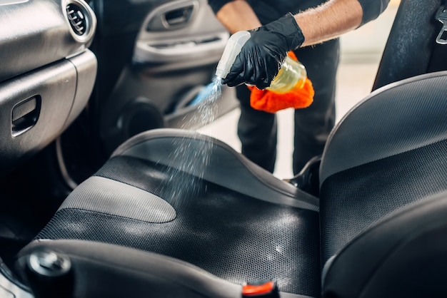 Professionele chemische reiniging van autostoelen textiel.