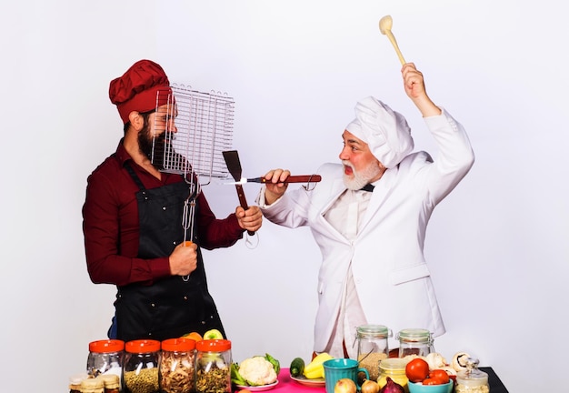 Professionele culinaire chef-koks in uniform strijden in de kookuitdaging voor culinaire showkeukenregels