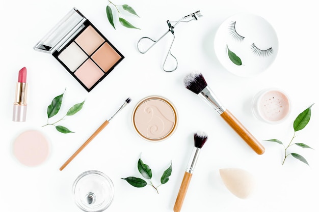 Professionele decoratieve cosmetica make-up tools op witte achtergrond platte samenstelling schoonheid mode f