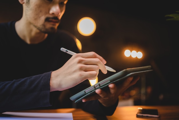 Professionele digitale tablettechnologie gebruiken om een zakelijk werk te schrijven, moderne online cyberspace-communicatie op het scherm, handschrift via witte pen, dezelfde laptopcomputer of notebook gebruiken