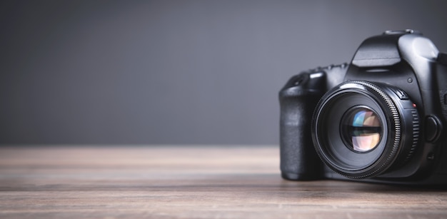 Professionele DSLR-camera op de houten tafel.