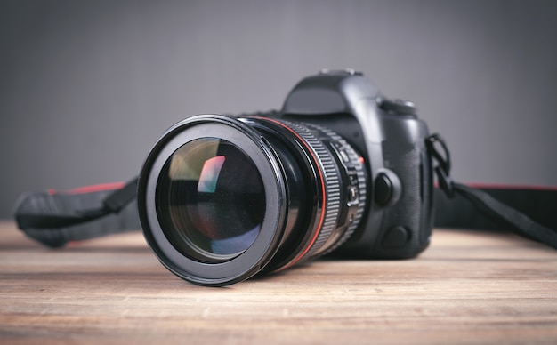 Professionele DSLR-camera op de houten tafel.