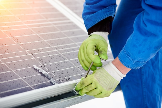 Professionele elektricien werknemer zonnepanelen installeren