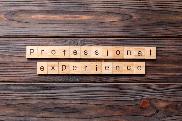 Foto professionele ervaring woord geschreven op houten blok professionele ervaring tekst op cement tafel