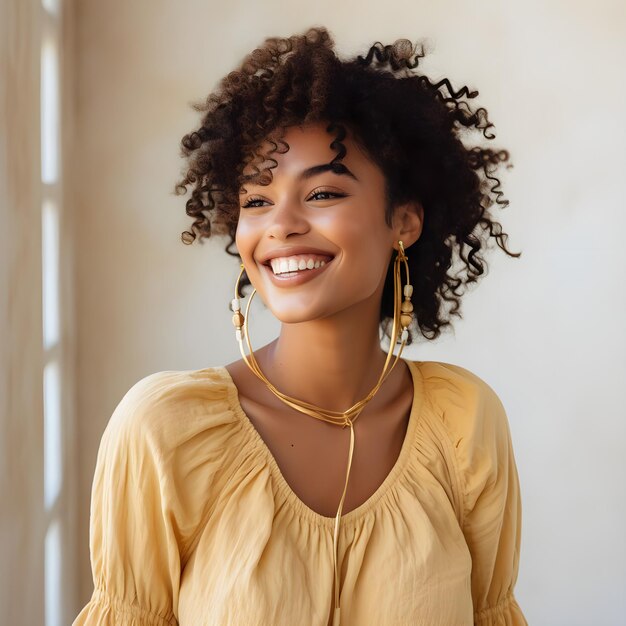 Professionele foto van een mooie jonge dame in glimlachende pose met expressieve gezichts- en lichaamstaal