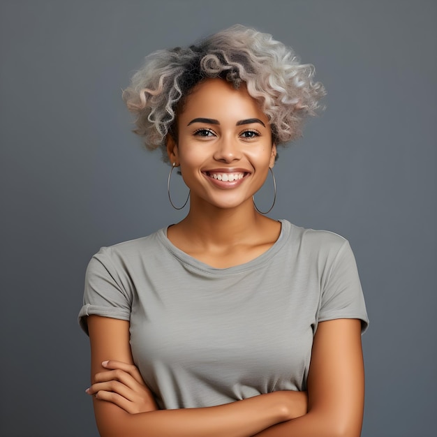 Professionele foto van een mooie jonge dame in glimlachende pose met expressieve gezichts- en lichaamstaal