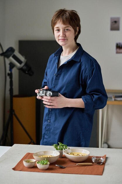 Professionele fotograaf die in studio werkt