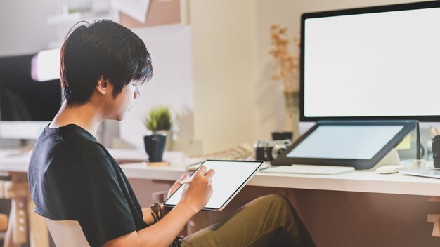 Professionele fotograaf die op tablet retoucheren